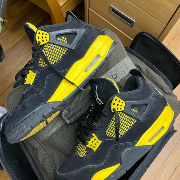 Jordan 4 thunders from 2023